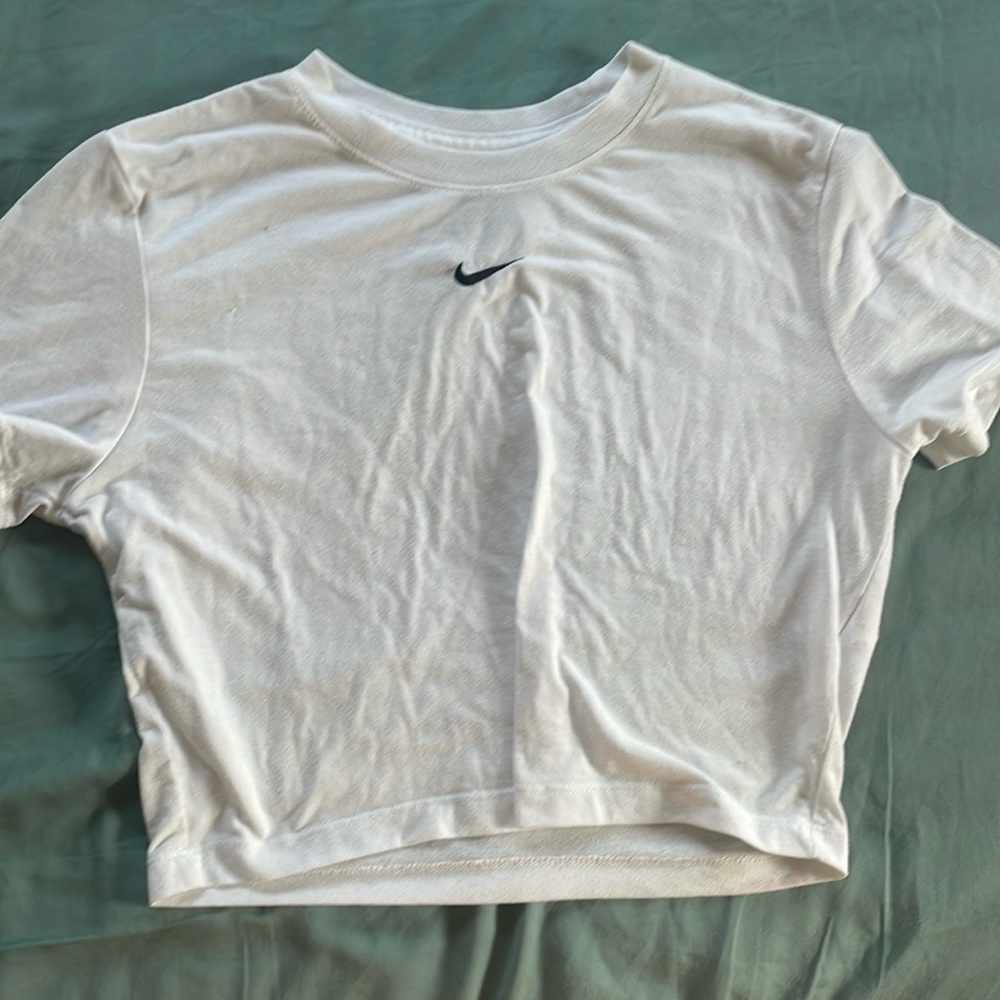 women’s cropped nike tee
